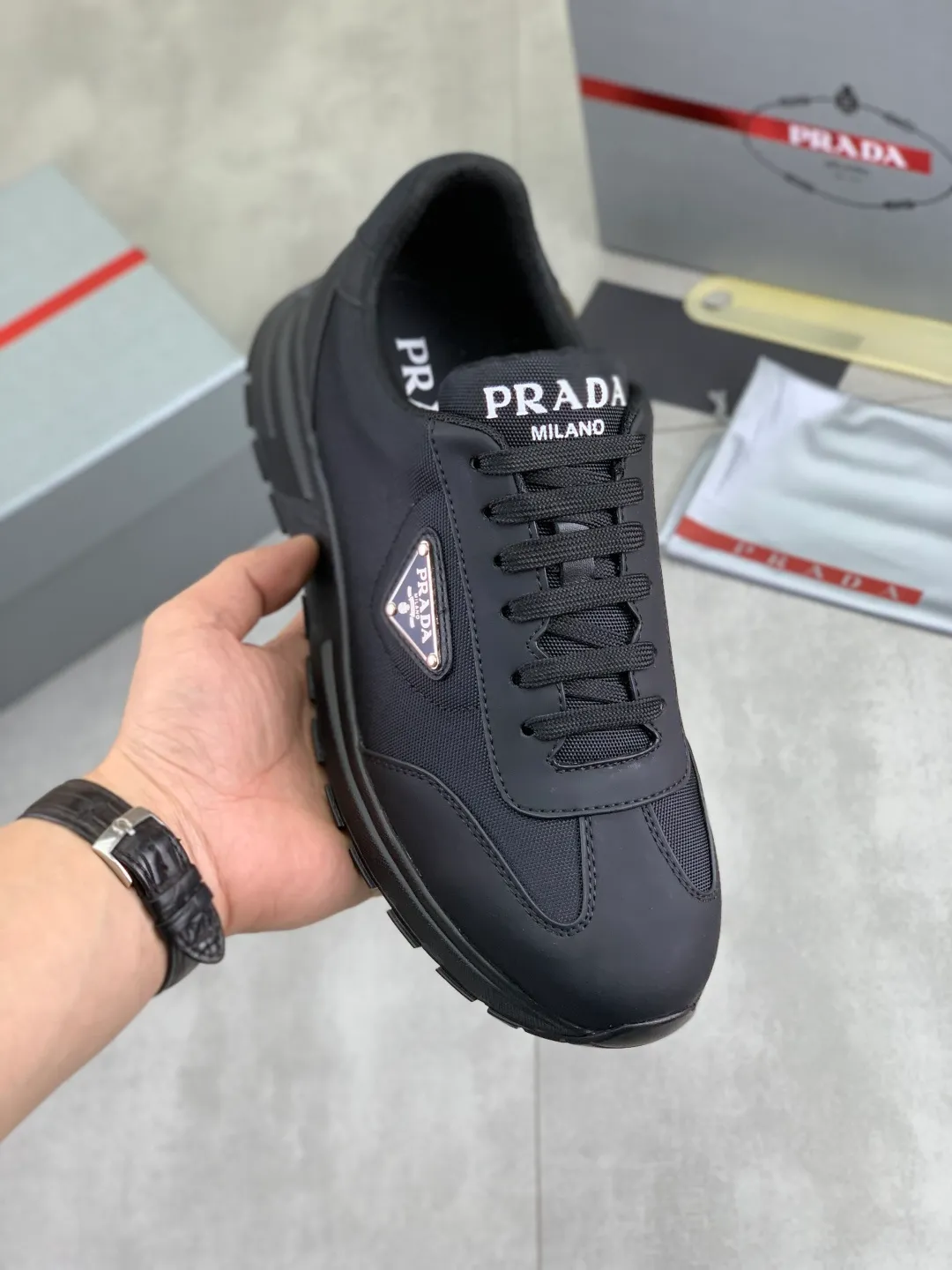 Men's men's shoes P560💰 [Real Price] Popular models are on the official website, 🆘 Trendy brand (Prada) mainly promotes popular models, avant-garde and versatile fashionable men's shoes private version mold opening, cowhide surface splicing 1:1.. Stylish and simple, original imported cowhide lining cowhide feet; the atmosphere and personality are more fashionable, eye-catching and pursuing class. It will subvert the old ideas and be a must-have for fashionistas who want to spend time with you! Must keep it! Tall and comfortable, large and low, high-end quality workmanship. Code number: 38-44 (45 customized) 2️⃣ optional.